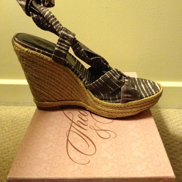 Theodora & Callum for Stuart Weitzman - Picture 6 of 7